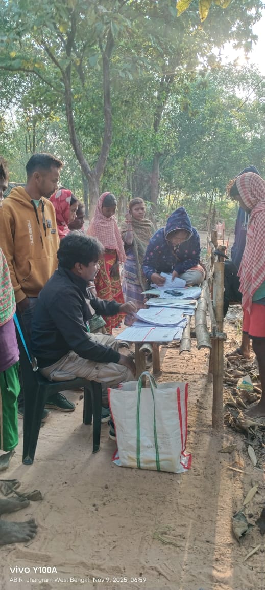 CEOWestBengal's tweet image. EF submission and filling up being done at the help desks at Jhargram District West Bengal
#SIR #EnumerationForm #Digitization 
@ECISVEEP @SpokespersonECI 
@DeoJhargram