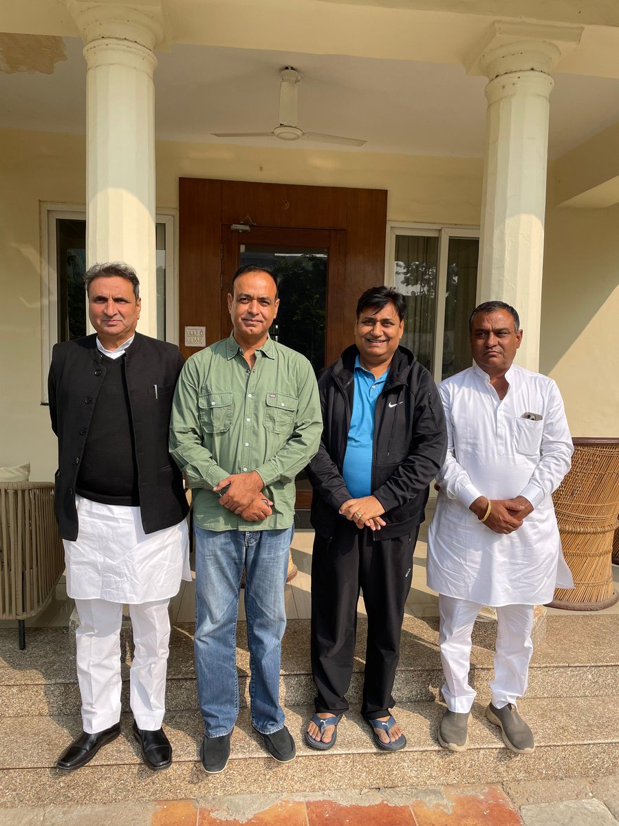 प्रदेश कांग्रेस कमेटी के अध्यक्ष आदरणीय श्री गोविंद सिंह डोटासरा जी से मुलाक़ात कर डीडवाना में किसानों की ज़मीनों के सरकारी अधिग्रहण की जानकारी दी, साथ ही मामले को विधानसभा में उठाने हेतु अनुरोध किया|
<a href="/GovindDotasra/">Govind Singh Dotasra</a> <a href="/DharmendraR_INC/">Dharmendra Rathore</a>