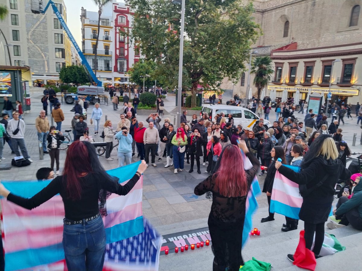 CambrolleMar's tweet image. 🏳️‍⚧️ 𝗣𝗲𝗿𝗳𝗼𝗿𝗺𝗮𝗻𝗰𝗲 𝗽𝗼𝗿 𝗲𝗹 𝗗𝗶́𝗮 𝗜𝗻𝘁𝗲𝗿𝗻𝗮𝗰𝗶𝗼𝗻𝗮𝗹 𝗱𝗲 𝗹𝗮 𝗠𝗲𝗺𝗼𝗿𝗶𝗮 𝗧𝗿𝗮𝗻𝘀 🏳️‍⚧️
La @ATA_Trans representó una performance ayer 20N  en las Setas de la Encarnación, en Sevilla, “para alzar la voz ante una realidad que duele, pero que también exige…