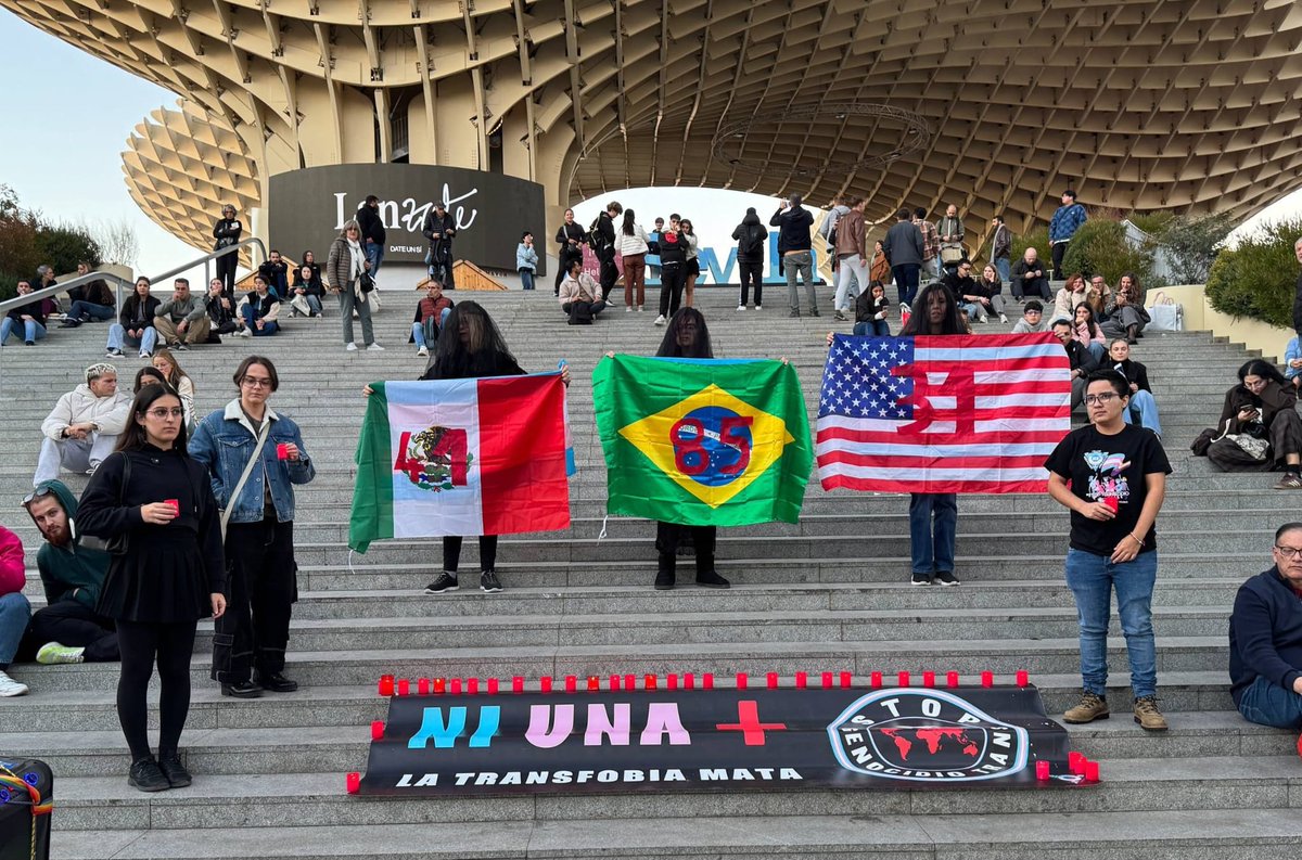 CambrolleMar's tweet image. 🏳️‍⚧️ 𝗣𝗲𝗿𝗳𝗼𝗿𝗺𝗮𝗻𝗰𝗲 𝗽𝗼𝗿 𝗲𝗹 𝗗𝗶́𝗮 𝗜𝗻𝘁𝗲𝗿𝗻𝗮𝗰𝗶𝗼𝗻𝗮𝗹 𝗱𝗲 𝗹𝗮 𝗠𝗲𝗺𝗼𝗿𝗶𝗮 𝗧𝗿𝗮𝗻𝘀 🏳️‍⚧️
La @ATA_Trans representó una performance ayer 20N  en las Setas de la Encarnación, en Sevilla, “para alzar la voz ante una realidad que duele, pero que también exige…