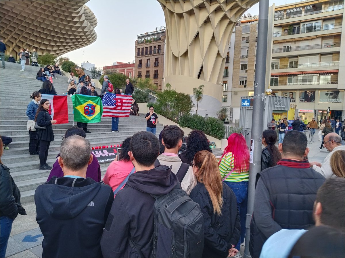 CambrolleMar's tweet image. 🏳️‍⚧️ 𝗣𝗲𝗿𝗳𝗼𝗿𝗺𝗮𝗻𝗰𝗲 𝗽𝗼𝗿 𝗲𝗹 𝗗𝗶́𝗮 𝗜𝗻𝘁𝗲𝗿𝗻𝗮𝗰𝗶𝗼𝗻𝗮𝗹 𝗱𝗲 𝗹𝗮 𝗠𝗲𝗺𝗼𝗿𝗶𝗮 𝗧𝗿𝗮𝗻𝘀 🏳️‍⚧️
La @ATA_Trans representó una performance ayer 20N  en las Setas de la Encarnación, en Sevilla, “para alzar la voz ante una realidad que duele, pero que también exige…