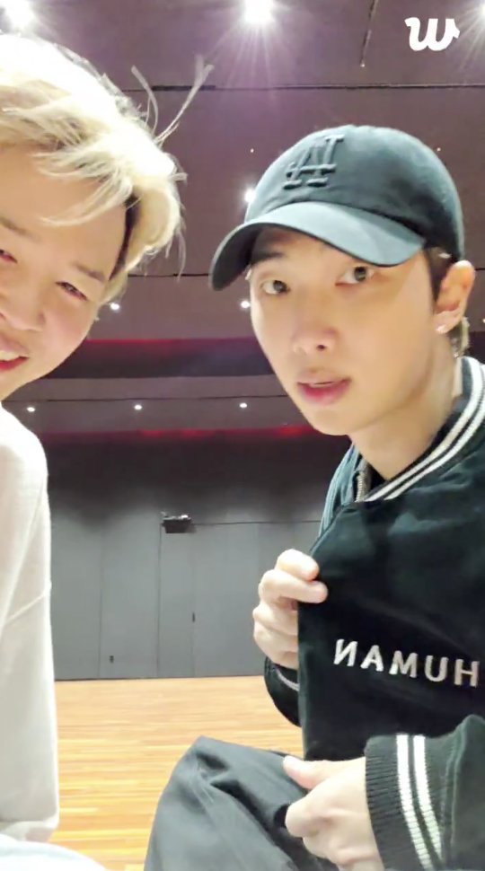 ryuminating's tweet image. 🐨 *shows off Hobi&apos;s jacket*
🐥 Human!
🐨 Do you know Human?
🐨 *sees that Human backwards looks like Namuh*
🐨 It&apos;s Namuh! Dayum.

[TN: &quot;Namu&quot; is Namjoon&apos;s nickname among J-ARMYs.]