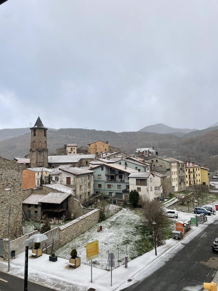 Primera enfarinada a la cara sur del Pirineu. 
#Vilaller #ValldeBarraves #AltaRibagorça <a href="/P4Estacions/">Projecte 4 Estacions</a> <a href="/meteocat/">Meteocat</a> <a href="/fansdeneu/">FANS DE NEU</a>