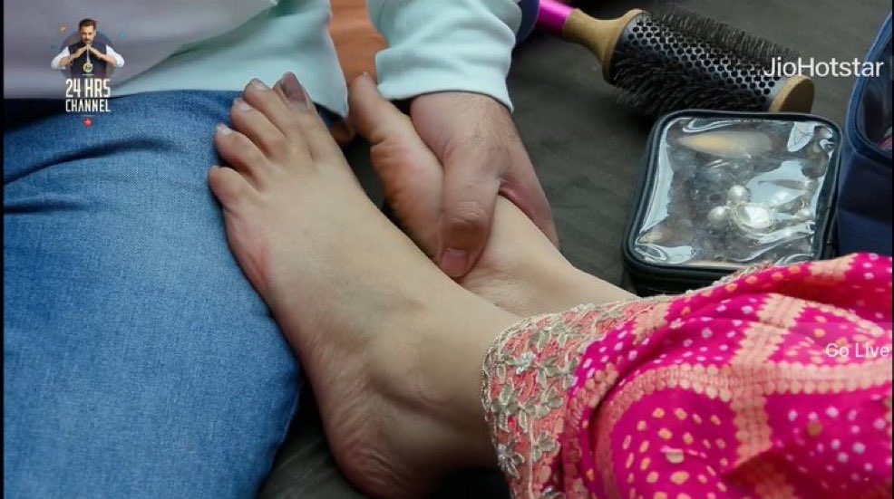 vatshpriya2's tweet image. In our Hindu tradition, the brother–sister bond is deeply sacred and seeing Amritesh lovingly pressing Tanya’s feet reflects that same pure, pious love.

#BiggBoss19 #TanyaMittal #BB19