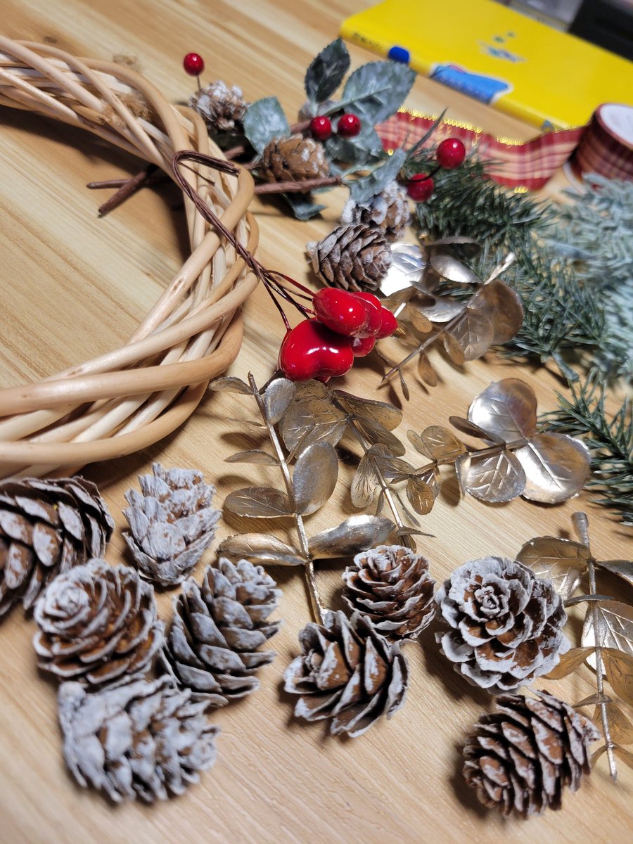 mozuko00's tweet photo. 娘とクリスマスリース作り。

娘はYouTubeに夢中すぎてほとんど私が作った…。
YouTube禁止にしようかな… https://t.co/vUApJOq1SK
