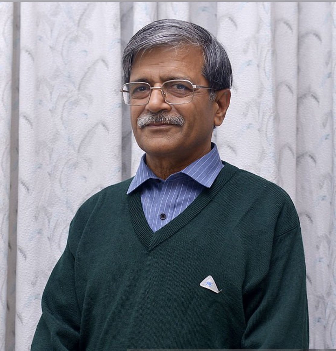 SupriyaShrinate's tweet image. यह जस्टिस एस.एन. ढींगरा हैं  

इनके ऊपर कोर्ट द्वारा नियुक्त पर्यवेक्षक के पद का दुरुपयोग करने का आरोप है 

जिस निजी कंपनी के पर्यवेक्षक थे, वही कंपनी इनकी बेटी को 15 लाख रुपये महीने की तनख्वाह दे रही थी

इन्होंने राहुल गांधी के ख़िलाफ़ चिट्ठी लिखी है