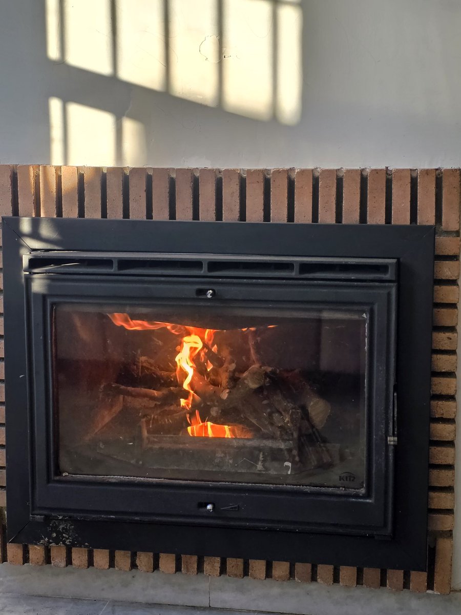 Comienza la deshollizasión para utilisasión de la chimenea en invierno ❤️❤️❤️. 

Pueden venir tiempos fríos, tiempos aciagos que puedan inspirar miedo... pero todo arde si le aplicas la chispa adecuada. 

Buenos días para todos.