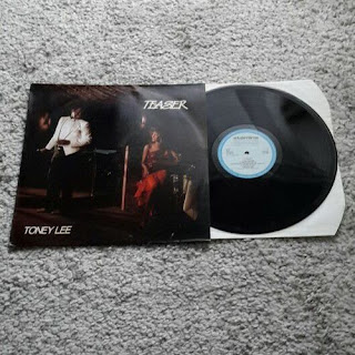 PatCanonne's tweet image. TONEY LEE 1986 fan2zicetracequeens.over.blog/2025/11/toney-… #1986 #FUNK via @doompat