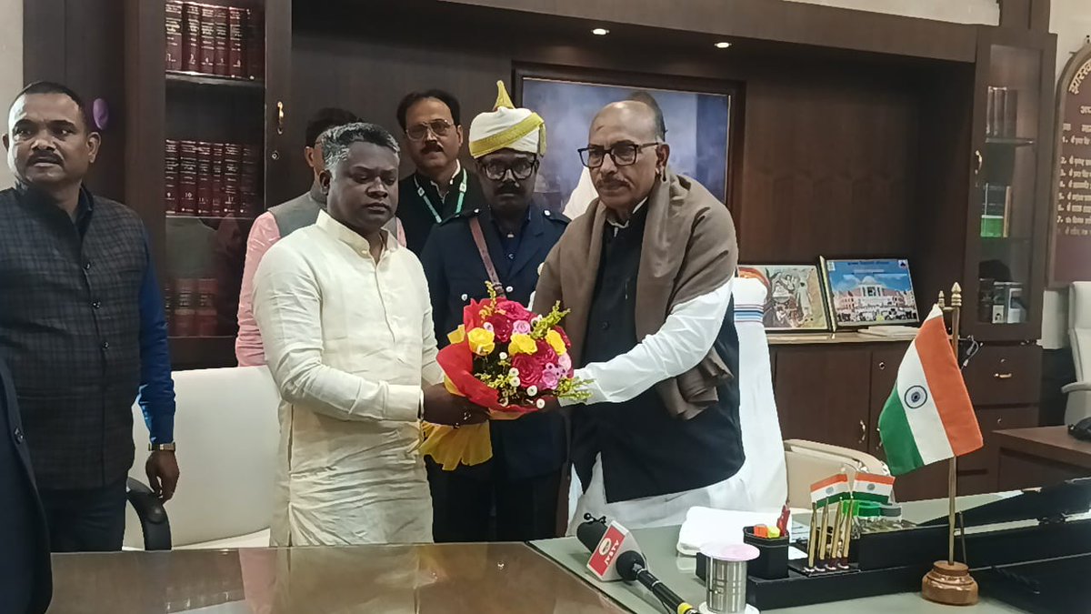 PostNxt's tweet image. घाटशिला से निर्वाचित सोमेश चंद्र सोरेन ने विधानसभा की सदस्यता ली है।स्पीकर रवींद्र नाथ महतो ने शपथ दिलाई। 
@JmmJharkhand @rabindranathmahto @someshchandrasoren