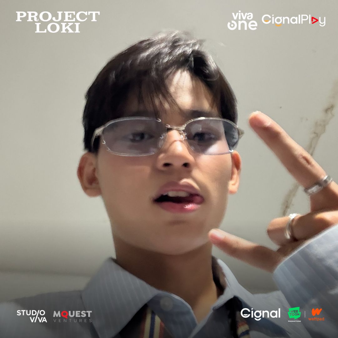 StudioVivaPH's tweet image. Pose muna si Stein bago mahampas ng- 🤫🪑

Abangan ang Wattpad’s most famous mystery thriller series, PROJECT LOKI written by AkoSiIbarra.

Directed by Xian Lim. Soon on Viva One and Cignal Play.

#ProjectLoki
#VivaOne #CignalPlay
#Wattpad #MQuest #Cignal #StudioViva