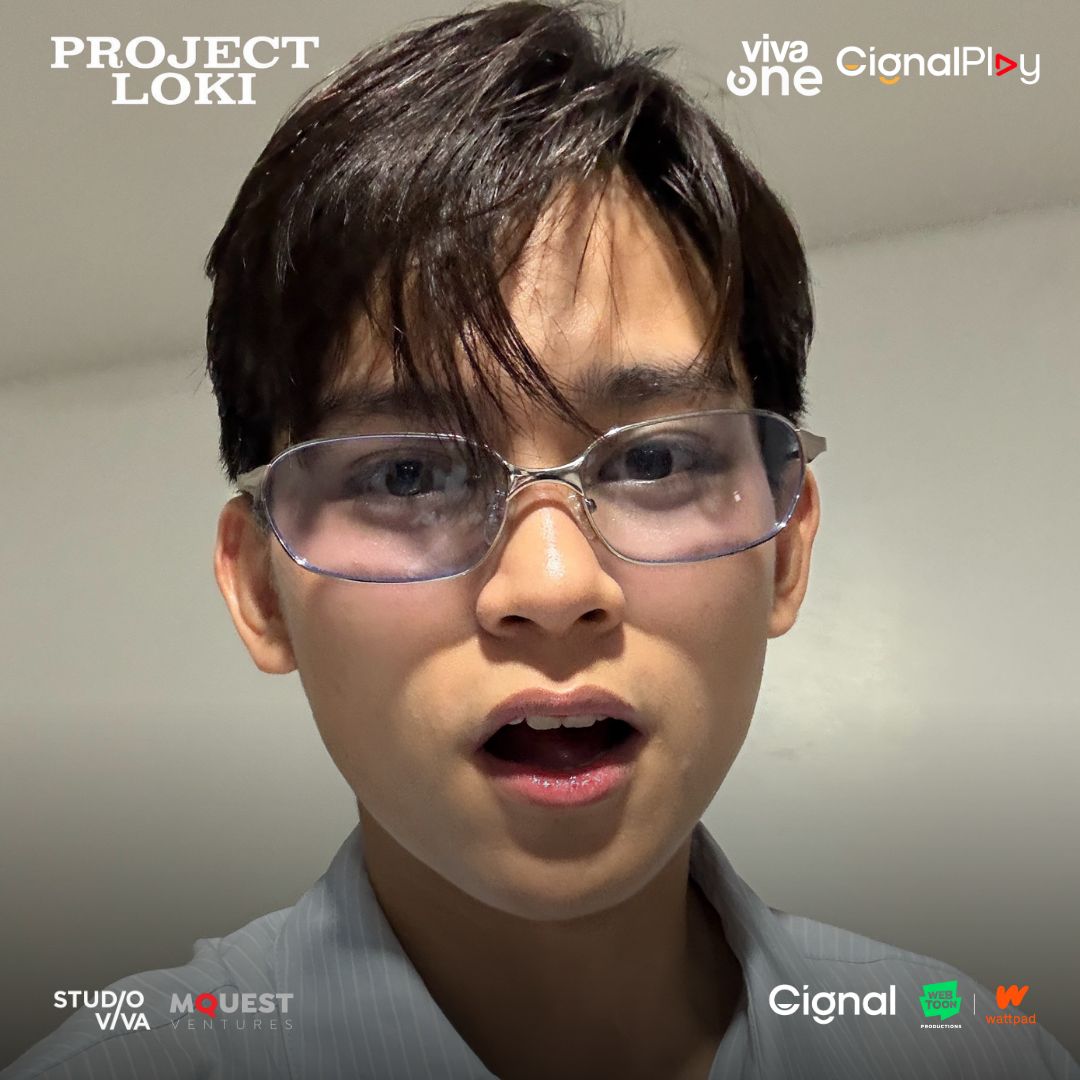 StudioVivaPH's tweet image. Pose muna si Stein bago mahampas ng- 🤫🪑

Abangan ang Wattpad’s most famous mystery thriller series, PROJECT LOKI written by AkoSiIbarra.

Directed by Xian Lim. Soon on Viva One and Cignal Play.

#ProjectLoki
#VivaOne #CignalPlay
#Wattpad #MQuest #Cignal #StudioViva