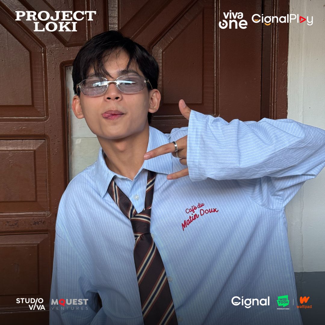 StudioVivaPH's tweet image. Pose muna si Stein bago mahampas ng- 🤫🪑

Abangan ang Wattpad’s most famous mystery thriller series, PROJECT LOKI written by AkoSiIbarra.

Directed by Xian Lim. Soon on Viva One and Cignal Play.

#ProjectLoki
#VivaOne #CignalPlay
#Wattpad #MQuest #Cignal #StudioViva