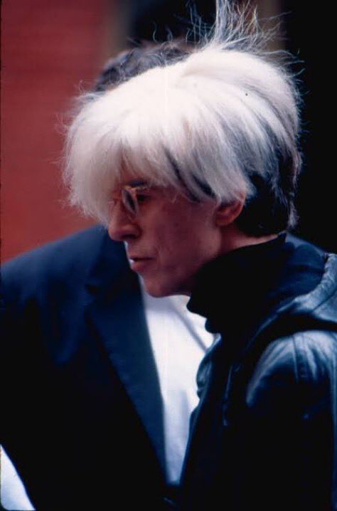 emmie_bead's tweet image. 後にボウイは映画バスキアでウォーホールを演じる

友人だったボウイが生の記憶を頼りに演ずるウォーホールは神経質でなよなよしく謎めいており実にキモキャラなのだが、何せボウイなので何をどうやっても超クール、滅茶スタイリッシュ

ウォーホールが生きてたら嬉しさと悔しさ羨ましさの嵐だったろう
