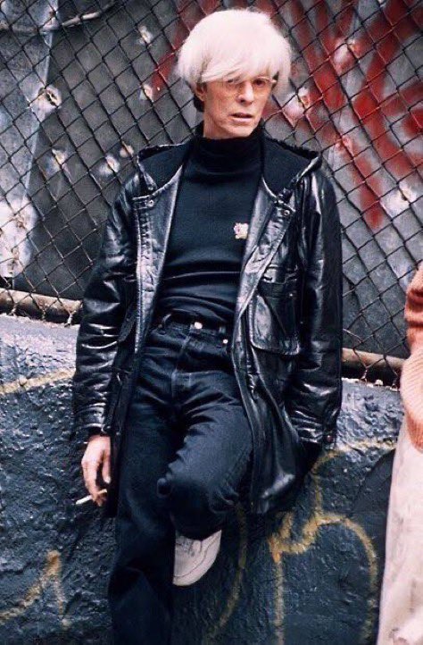 emmie_bead's tweet image. 後にボウイは映画バスキアでウォーホールを演じる

友人だったボウイが生の記憶を頼りに演ずるウォーホールは神経質でなよなよしく謎めいており実にキモキャラなのだが、何せボウイなので何をどうやっても超クール、滅茶スタイリッシュ

ウォーホールが生きてたら嬉しさと悔しさ羨ましさの嵐だったろう