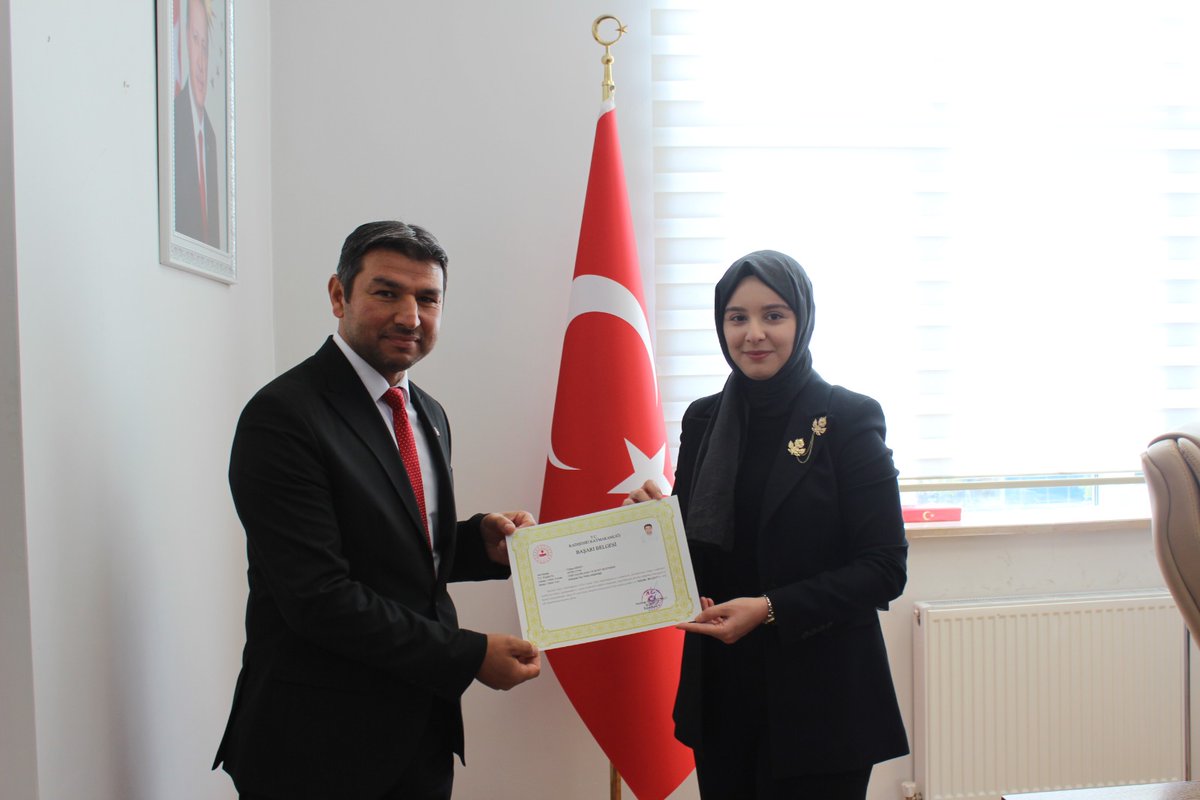 KadIlce's tweet photo. Sayın Kaymakamımız Neslihan SÖNMEZOĞLU KORALP'ın Hayat Kimliğinle Güzel Projesinde İlimiz genelinde dereceye girmemiz ve Nüfus Müdürlüğünün iş ve işlemlerinin yürütülmesinde  sunulan hizmetler den dolayı Başarı Belgesi ile ödüllendirildik https://t.co/mX2RBUE4FA