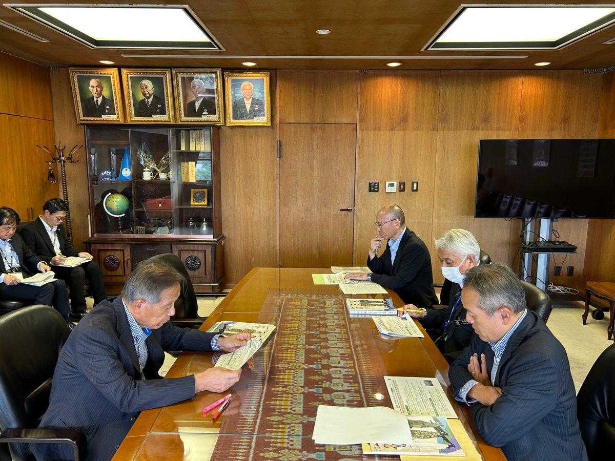 こんにちは、#九州防衛局 です！

先日、鹿児島県 #鹿屋市 の中西市長へ、九州防衛局の池田次長が令和７年版 #防衛白書 の概要を説明しました。
管内に所在する２４７の自治体等を対象とし、地域社会・国民の理解と協力の獲得のため、防衛白書の説明を毎年実施しております💁‍♀️