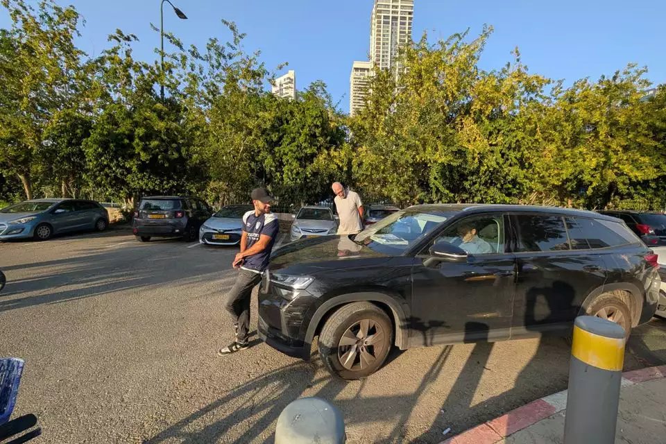 שבועיים הם אוכלים לנו את הראש שאסור לחסום את גיא פלג, כי יש הבדל בין עיתונאי לאיש ציבור ואז מרדכי דוד נעצר וחוטף צו הרחקה וקנס על חסימה של חבר הכנסת גלעד קריב.