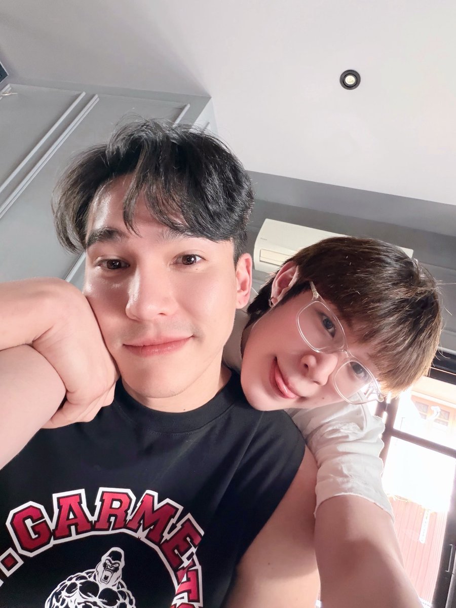 YourThirdSeries's tweet image. ที่สามของเธอ Your Third Series 🌅

รายงานการประชุม (Workshop) วันนี้ อบอวลไปด้วยแสงสีชมพูวิบ ๆ ๆ ๆ เลยค่ะ 💕 ใครจะคิดว่าคุณสามจะพกแมวมาด้วยนะคะเนี่ย ~ 🤭

ฝากทุกคนรอติดตาม “ที่สามของเธอ Your Third Series” กันด้วยนะคะ 🥰✨️

#ที่สามของเธอSeries
#YourThirdSeries 
#MandeeWork