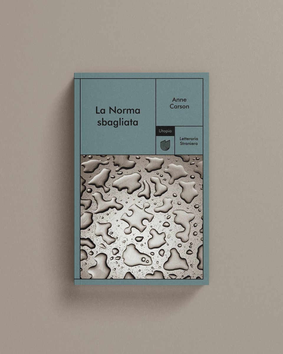 utopiaeditore's tweet image. Anne Carson torna il 28 novembre con "La Norma sbagliata", il suo ultimo successo internazionale, tradotto dall'inglese da Patrizio Ceccagnoli. È poesia, è saggio, è traduzione, è teatro, è studio accademico: un testo ibrido che riconferma la cifra dell'autrice.