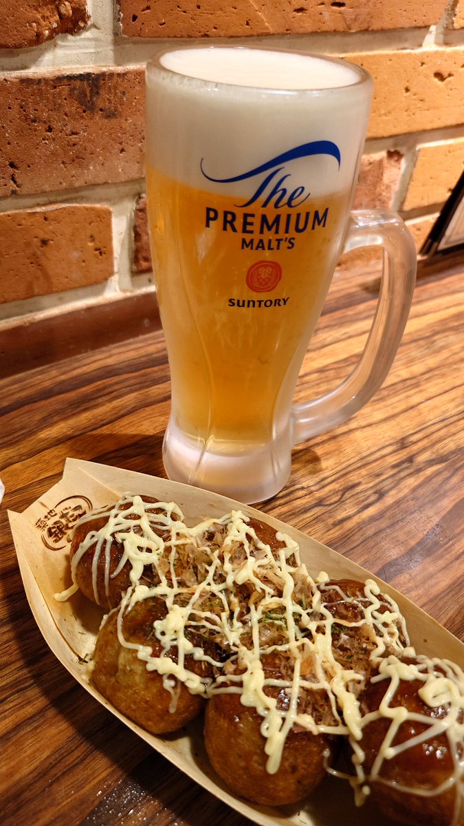 tsukamedaka's tweet image. ただいま〜。やっぱ地元が落ち着くね。

たこ焼きなんて何年ぶり？

そういえばたこ焼き好きって言ってたな。

#銀だこ