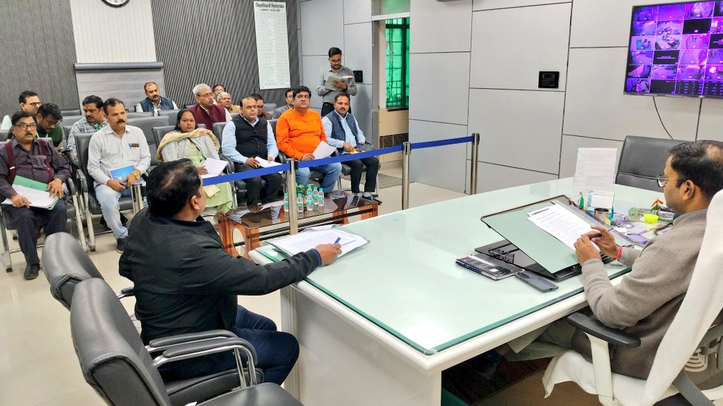 dm_firozabad's tweet image. जिलाधिकारी @RameshRanjanIAS ने श्रम विभाग से संबंधित समस्त कार्यों की समीक्षा बैठक कर संबंधित अधिकारियों को आवश्यक दिशा-निर्देश दिए। @UPGovt @CMOfficeUP @ChiefSecyUP @InfoDeptUP