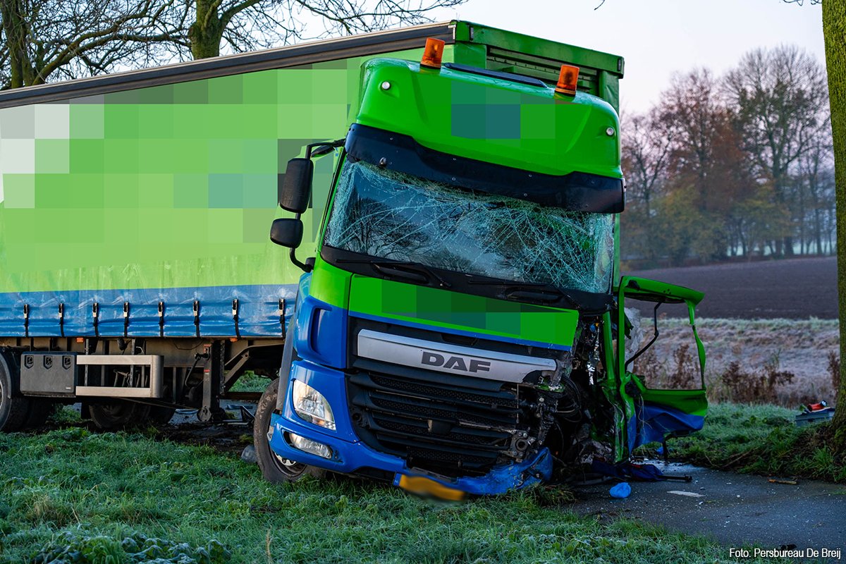 Bestelbus botst frontaal op vrachtwagen