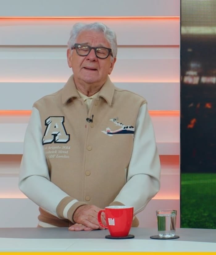 Vielleicht könnt ihr hier mir helfen: ich suche meinen Opa. Zuletzt wollte er nach der Trennung von Oma noch mal ganz neu anfangen und nach Bali „ein paar neue Dinge ausprobieren“. Das ist das letzte Foto vor seiner Abreise als wir ihn noch umstimmen wollten. Seitdem verschollen!