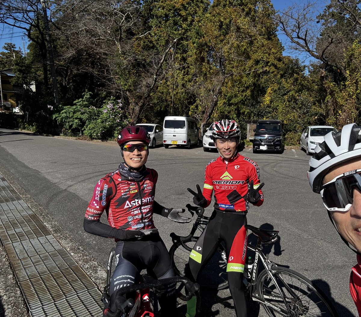 篤志と大平山で『今日は富士山見えないねぇ』なんて話していたら。逆サイドから登ってきたのは、いにしえの赤いウェアに身を包んだ雨澤。

お互い引き寄せ合ってるんじゃないかと思うような遭遇確率。今年何回目だろか。嬉しいね😂