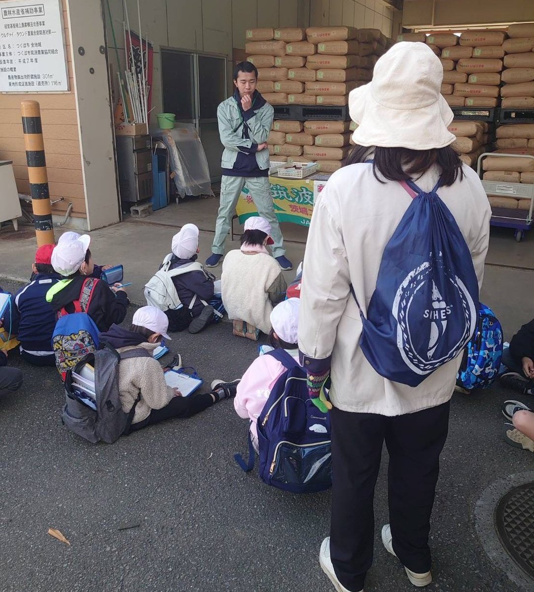 JAtukuba's tweet photo. 秀峰筑波義務教育学校の皆さんが筑波直売所に見学に来てくれました✨
興味深く店内を見学した後、直売所やお米に関する質問をたくさんいただきました🍚
直売所がどんな所か伝わりましたか？
また直売所にきてくださいね！ https://t.co/JAJIttUgao