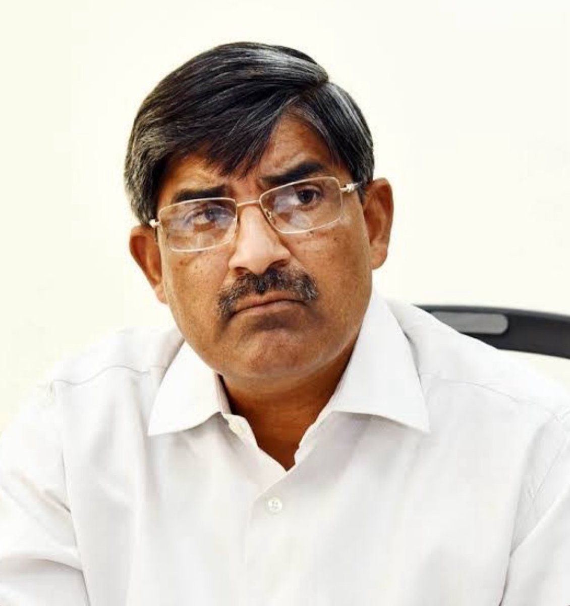 SupriyaShrinate's tweet image. यह एल.वी. सुब्रह्मण्यम हैं 

आंध्रप्रदेश में मुख्य सचिव रहे 

APIIC-Emaar रियल एस्टेट घोटाले में इनके ख़िलाफ़ मुकदमा चल रहा है

भ्रष्टाचार के इस आरोपी ने राहुल गांधी जी के ख़िलाफ़ चिट्ठी लिखी है