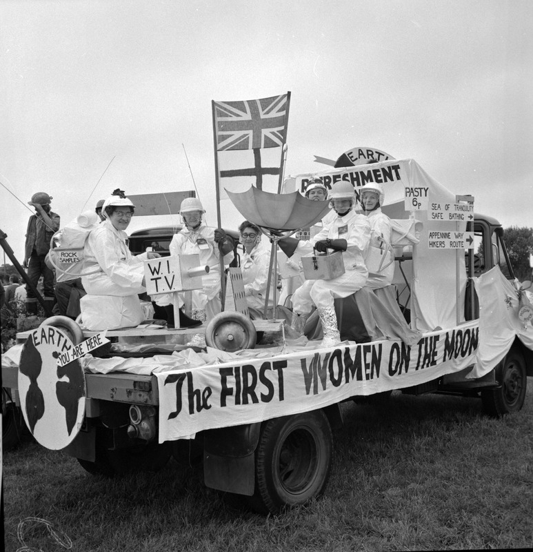 morrablibrary's tweet image. This Photo Friday image is a lot of fun as a brave band of women #astronauts blast off to explore the surface of the Moon. Penzance Carnival, 1973.  #photofriday #exploreyourarchive #WomensInstitute #photoarchive #WomenOnTheMoon #CarnivalFloat #LovePenzance #WomenAstronauts #NASA