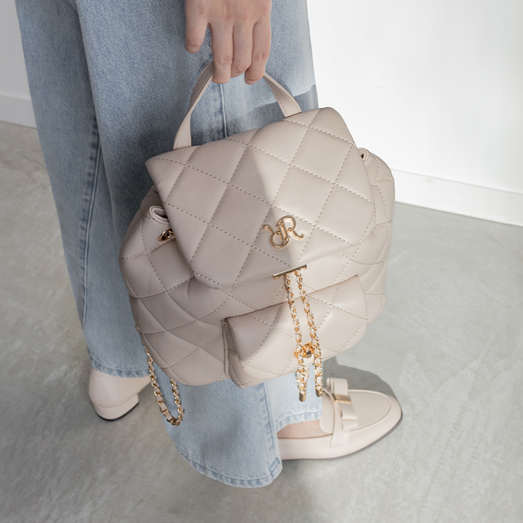 NEW COLORS】 人気のキルティングデザインリュックに新色レッド