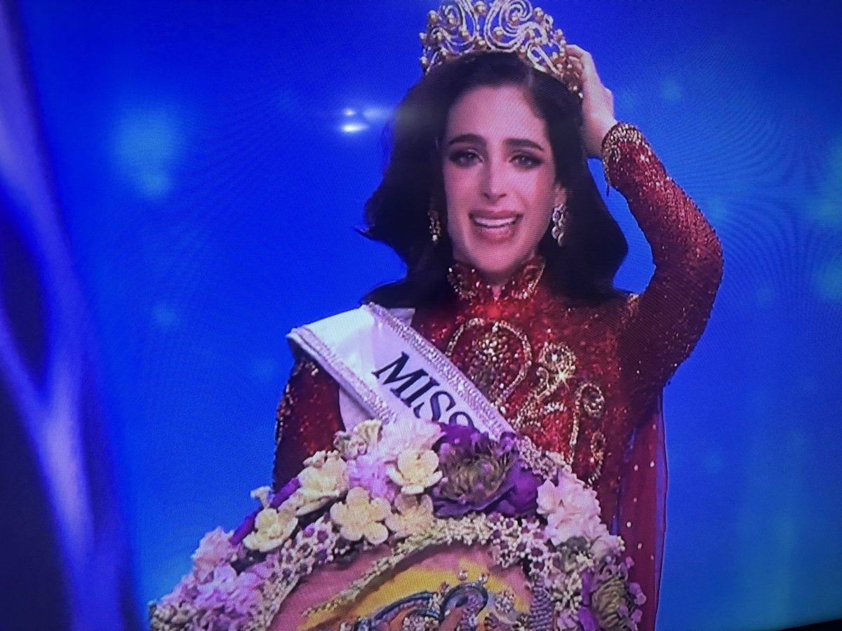 YamiJonas4E's tweet photo. Lo sabía!!! Esa corona es de @fatimaboschfdz #Mexico #MissUniverse https://t.co/GPO4tXSCLh