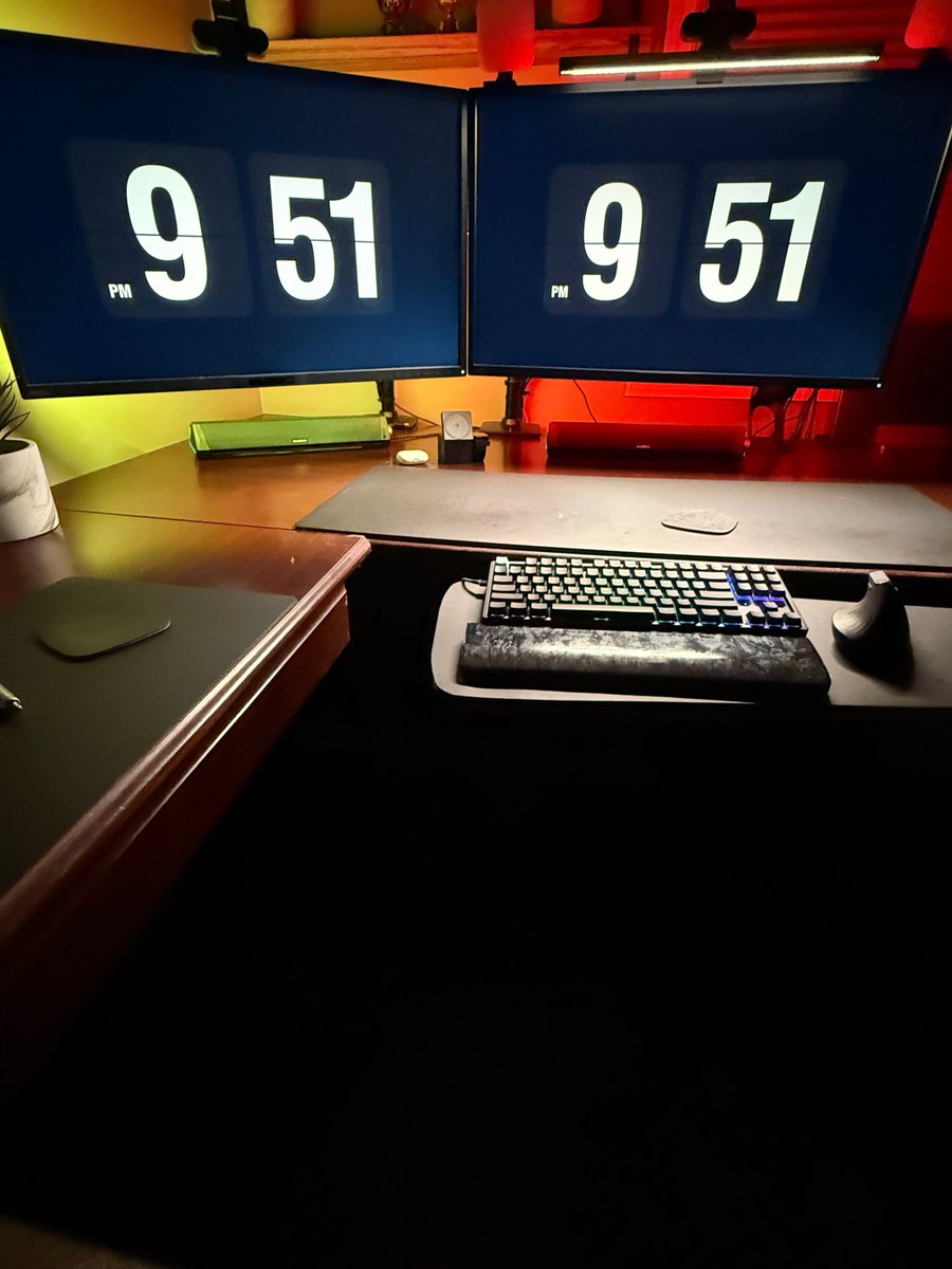 markweigldev's tweet image. Late nights are great for coding.

The house is quiet, the kids are asleep, and I get a little time to focus and build.

#TechDad #CodingAtNight #DeveloperJourney #ParentInTech #CodeAfterDark #WorkstationSetup