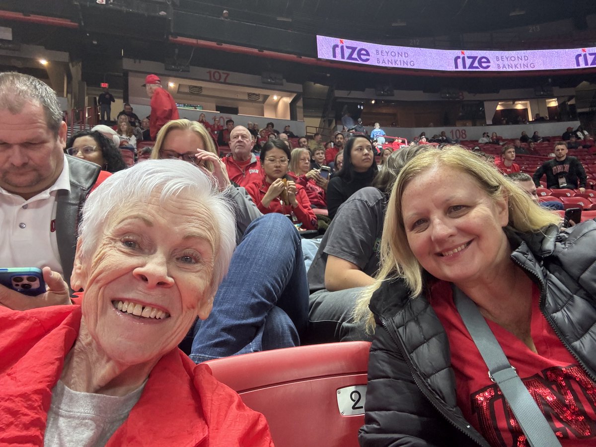 TheAuntieTut's tweet image. #UNLVRUNNINREBELS  At the T&amp;amp;M tonight with @UNLVgirl to watch our Runnin’ Rebels take on the St. Joseph Hawks!  #GOREBELSGO ‼️