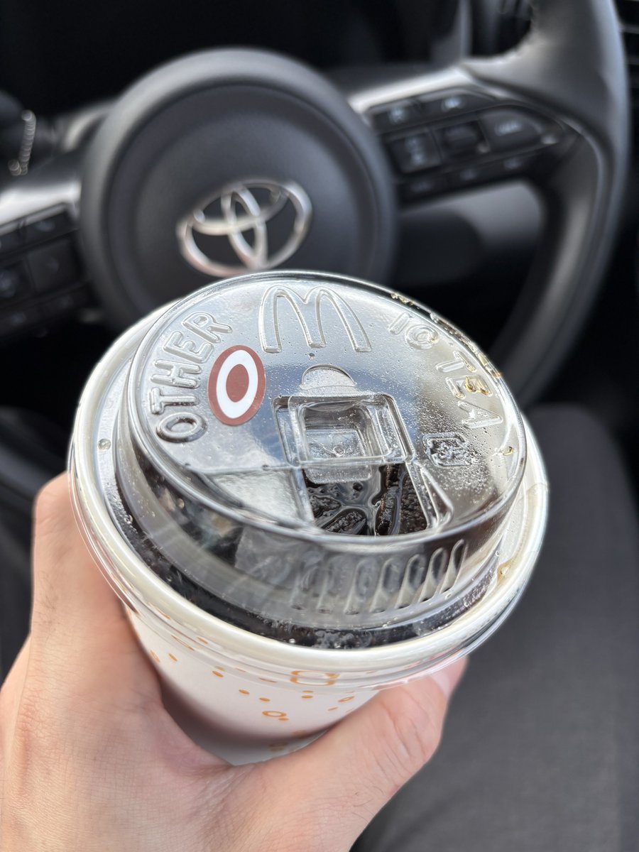 yamatomokkunn's tweet photo. マックが紙ストローどころかストロー自体やめてた。 https://t.co/5j0QTf4CvB