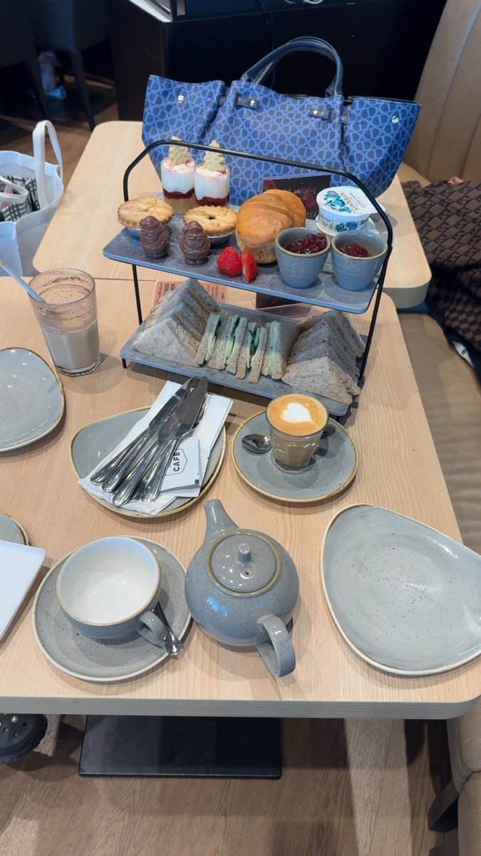 القلق لا يُزيل متاعب الغد، بل يُزيل سلام اليوم. ""جمعة طيبة""