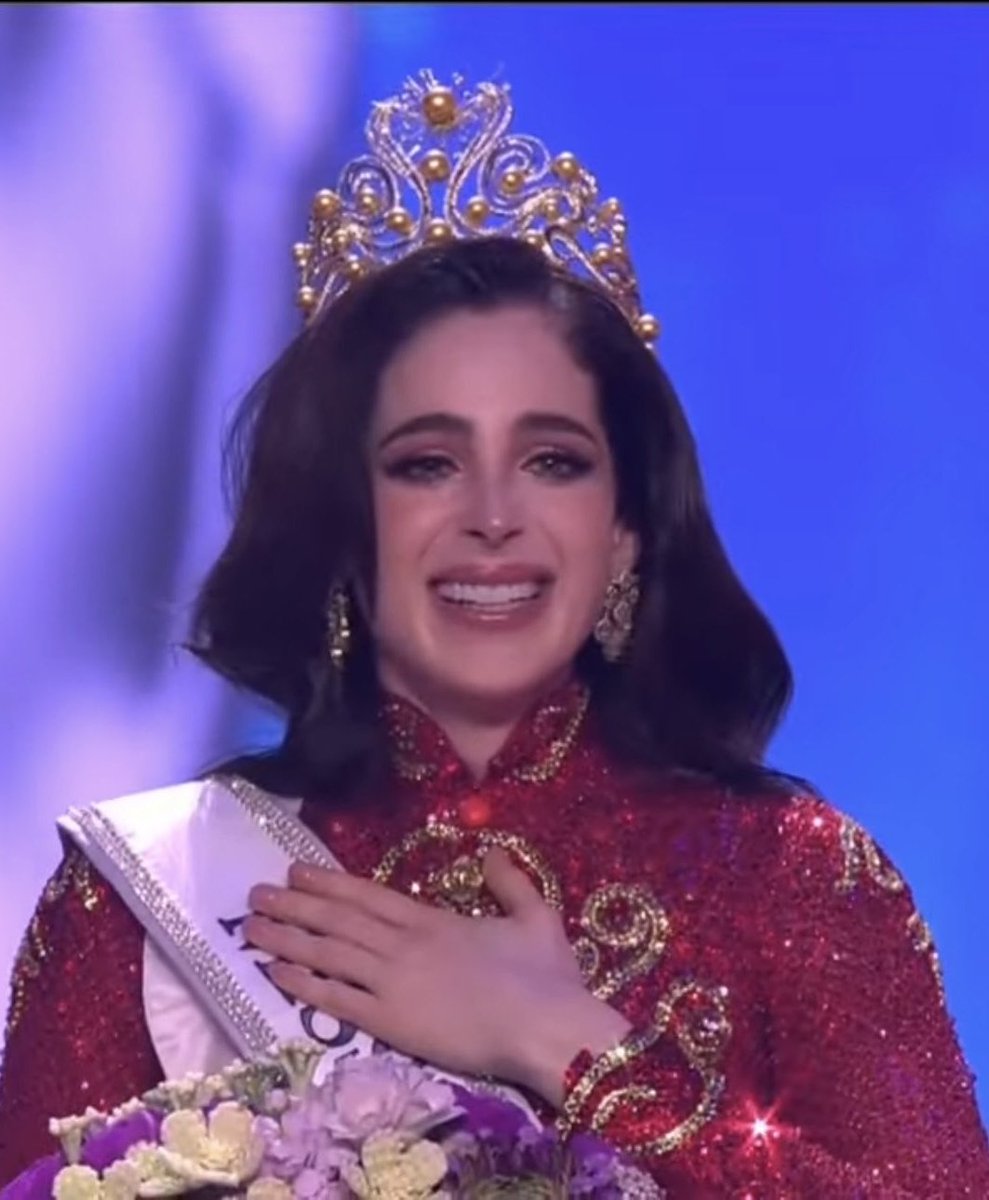 Un saludo para el señor Nawat que le pidió a Fátima Bosch que se pusiera de pie para exponerla. Le informo que ahora se tendrá que referir a ella como la Miss Universo 2025. 💋 #MissUniverse #fatimabosch