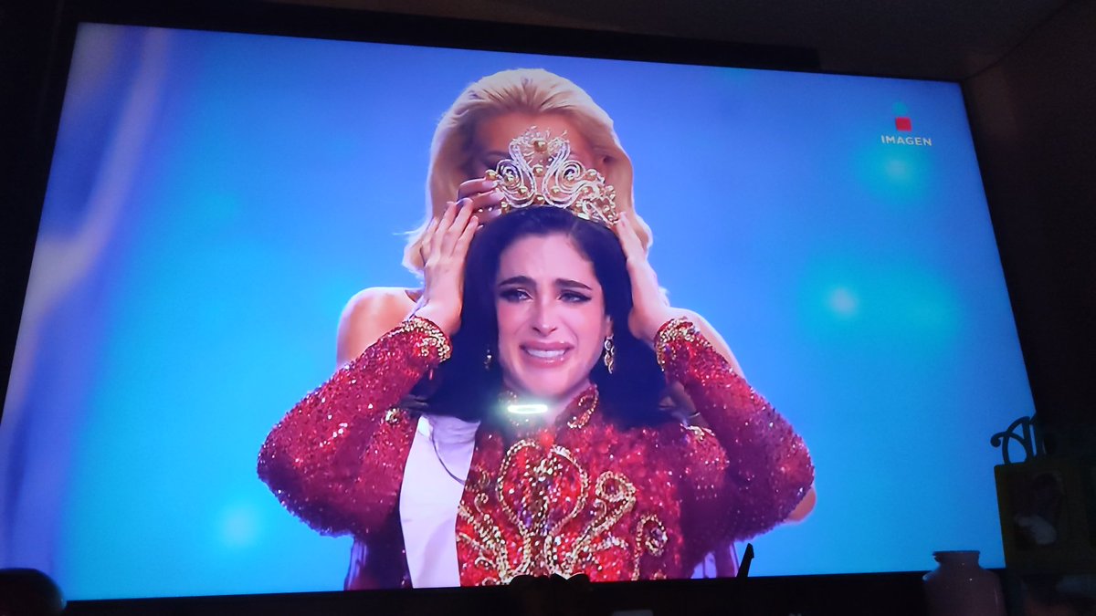 lebonheur__531's tweet image. A todos sus haters: Miren como es coronada como #MissUniverse 2025 👑🇲🇽❤️🙂‍↔️💅🏻✨ Ganó la más preciosa, la más bondadosa y real. #FatimaBosch una reina que le ha cerrado el hocico a más de uno con su carisma, su sencillez y su fuerza.