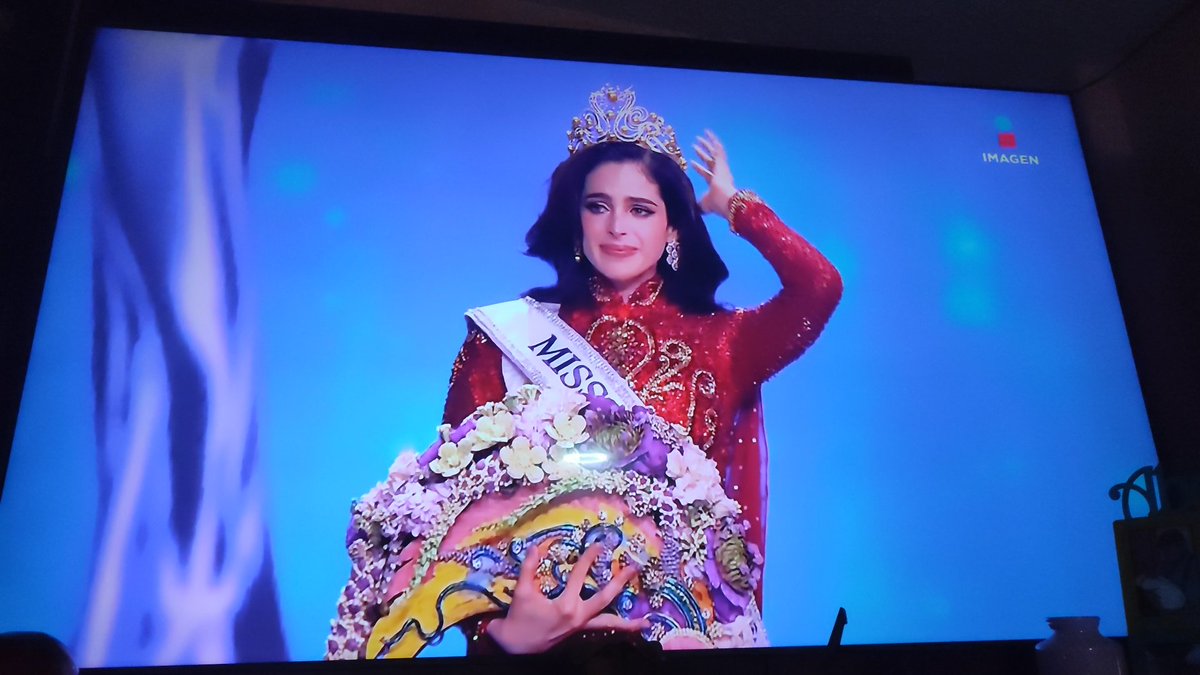 lebonheur__531's tweet image. A todos sus haters: Miren como es coronada como #MissUniverse 2025 👑🇲🇽❤️🙂‍↔️💅🏻✨ Ganó la más preciosa, la más bondadosa y real. #FatimaBosch una reina que le ha cerrado el hocico a más de uno con su carisma, su sencillez y su fuerza.