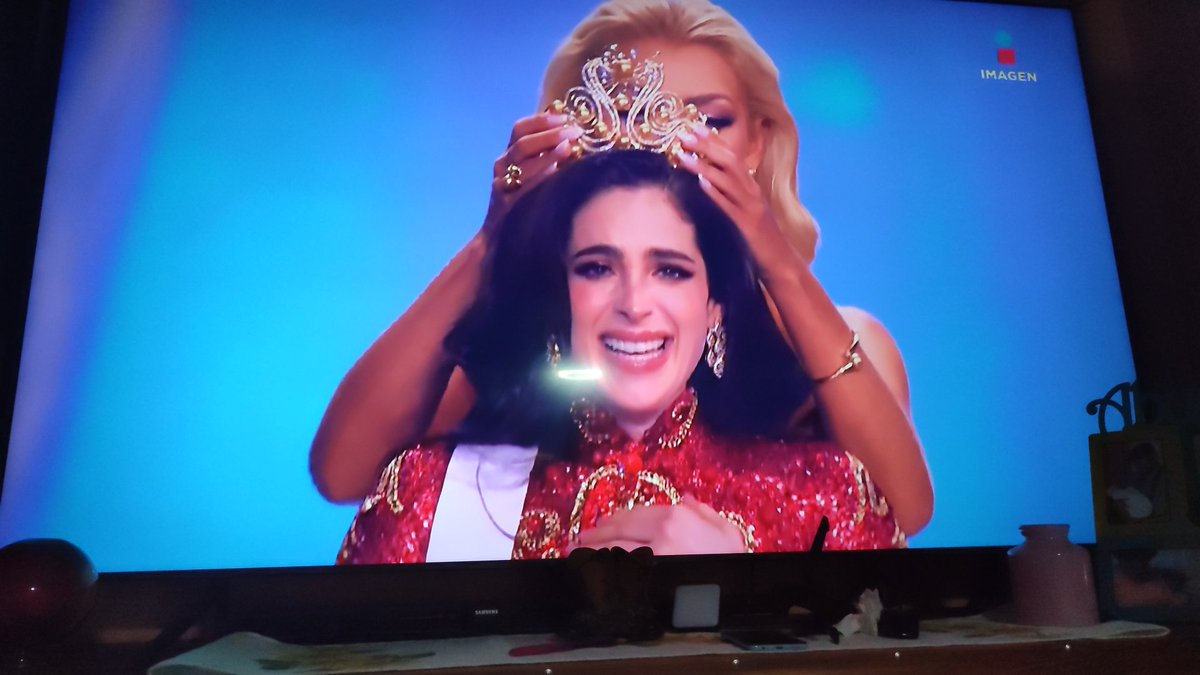 lebonheur__531's tweet image. A todos sus haters: Miren como es coronada como #MissUniverse 2025 👑🇲🇽❤️🙂‍↔️💅🏻✨ Ganó la más preciosa, la más bondadosa y real. #FatimaBosch una reina que le ha cerrado el hocico a más de uno con su carisma, su sencillez y su fuerza.