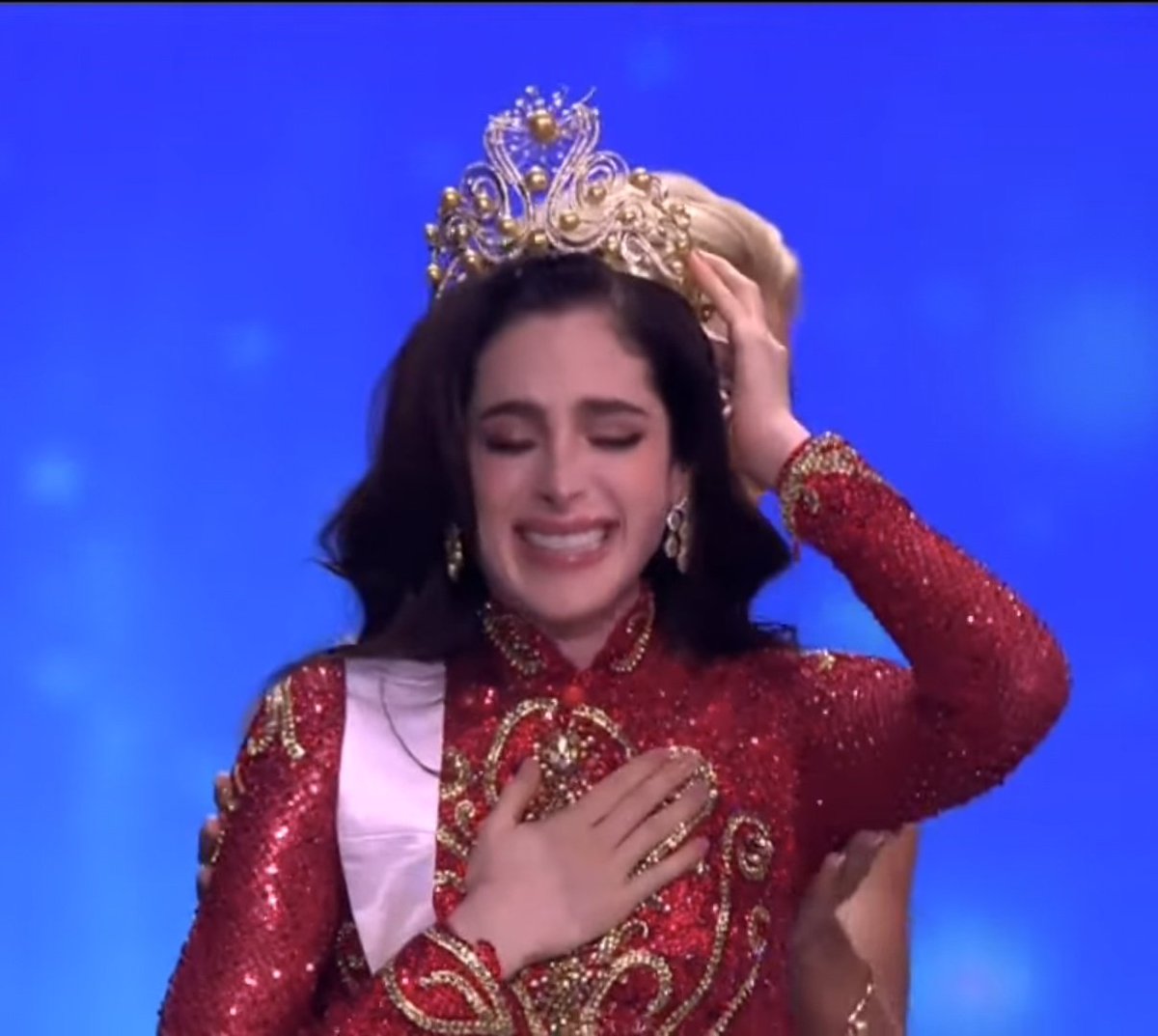 ixizkn's tweet image. Esa noche comprendí que lo que Dios tiene destinado para ti, ni la envidia lo para, ni el destino lo aborta, ni la suerte lo cambia, tenemos miss universo y es Fátima bosch!!!!! ❤️✨✨✨
#MissUniverse
#fatimabosch
#MissUniverse25