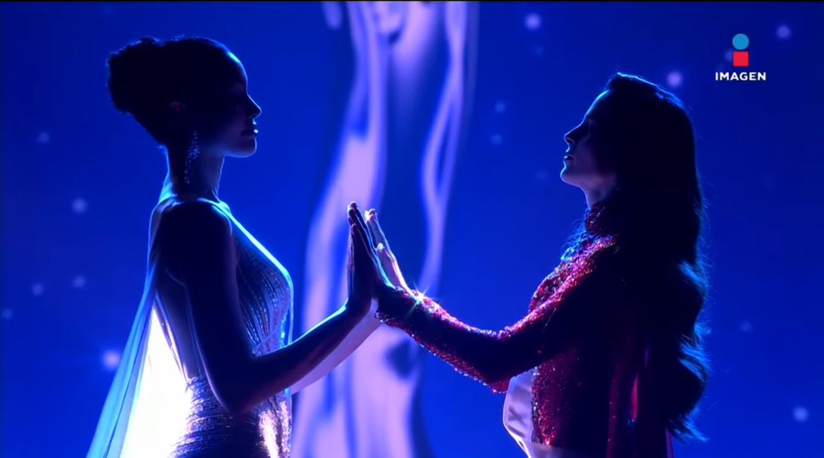 srchaelisa's tweet image. en el mundo del gl esto fue como un freenbecky vs juliantina #MissUniverse