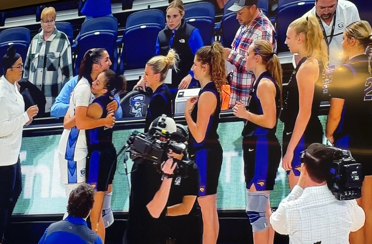 DRIVING THE LANE/Chuck Rowe tweet media