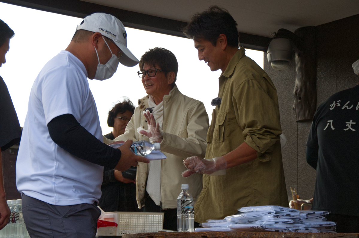 hachijomachi's tweet photo. 八丈島大使の 哀川翔さん・原田龍二さんが、
八丈島の早期復興を願って、2日間限定の無料立ち食いうどん店が本日オープン🍜✨

すでにたくさんの方にお越しいただきました！
なくなり次第終了！ぜひお越しください☀

明日も11：30～15：00で開店🍜✨
予定合わせてぜひ来てください～！
#八丈島公式 https://t.co/Ysn1lhe7hN
