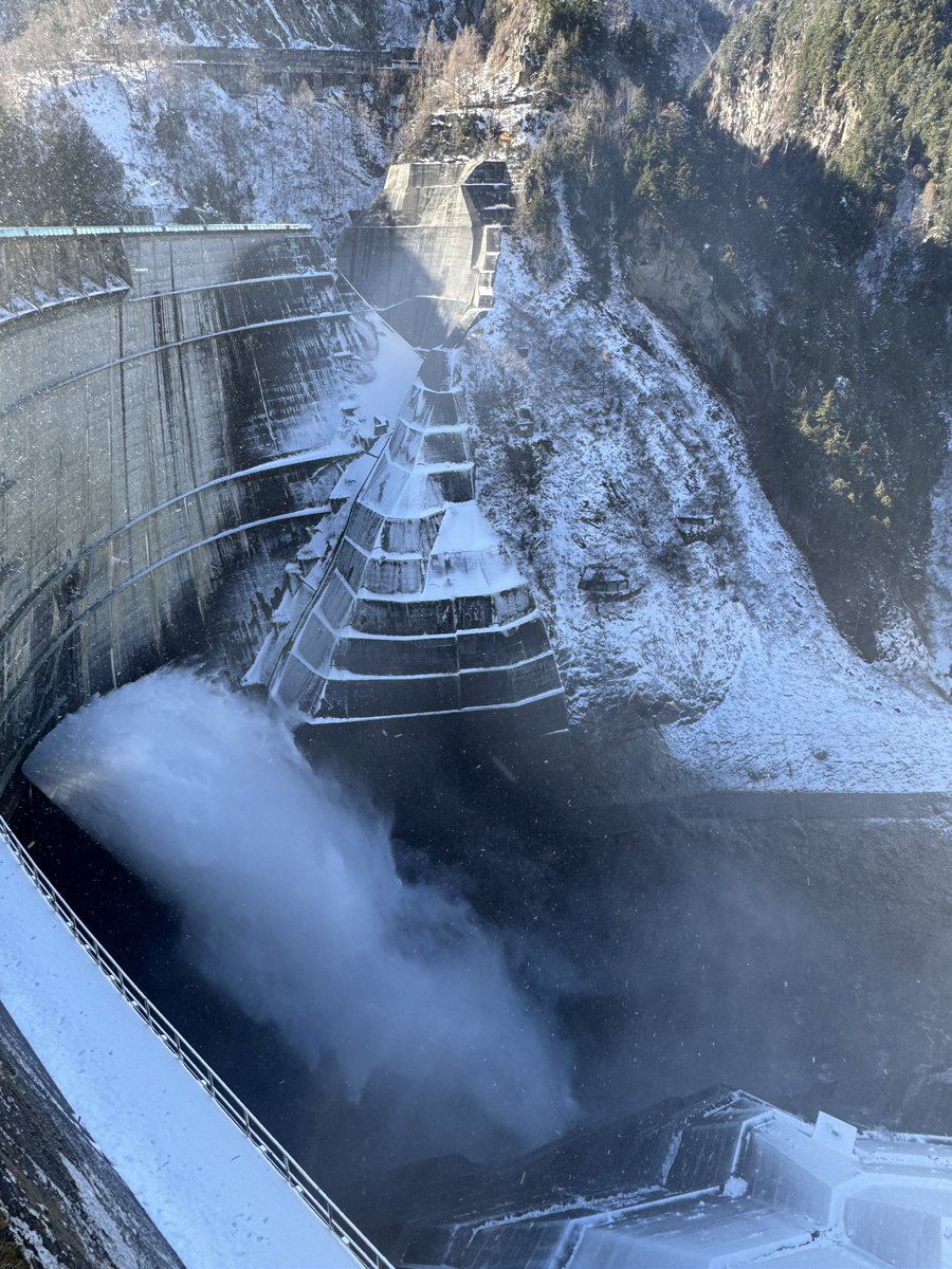 buncho_nikki's tweet image. 立山来てるんですけど、黒部ダムがシーズン終わったのに放水していて、聞いたらバルブが壊れて止められないらしい。