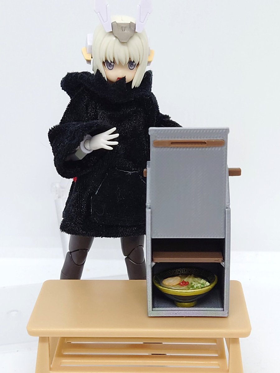 #お昼休みに一枚だけ模型写真を貼ろう
サメバーゼ「ラーメンお待ち！サメ🦈」

オカモチ よんよーけーさん作
ラーメン 天井もなかさん作