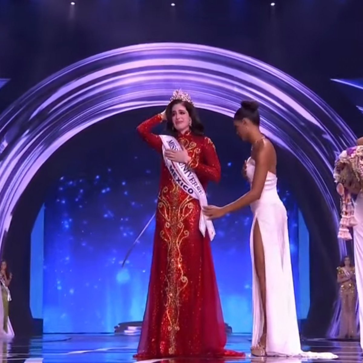 Ibuprofeno cada 8 horas para el dolor de los atacados 

#MissUniverse #FatimaBosch