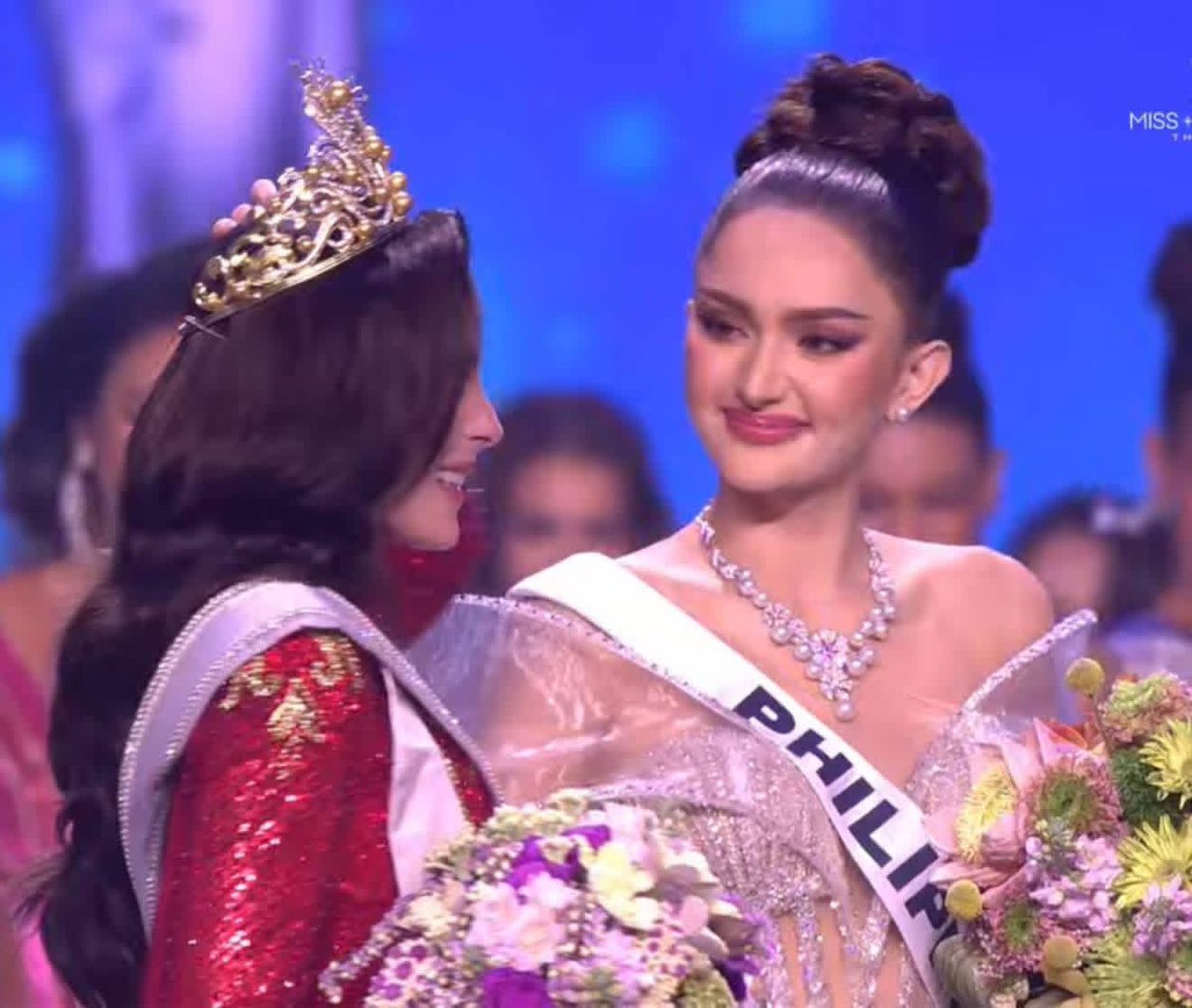 CdrcStvnsnn's tweet image. Athisa: “Pano ka nanalo ng ganyan teh??” #MissUniverse2025