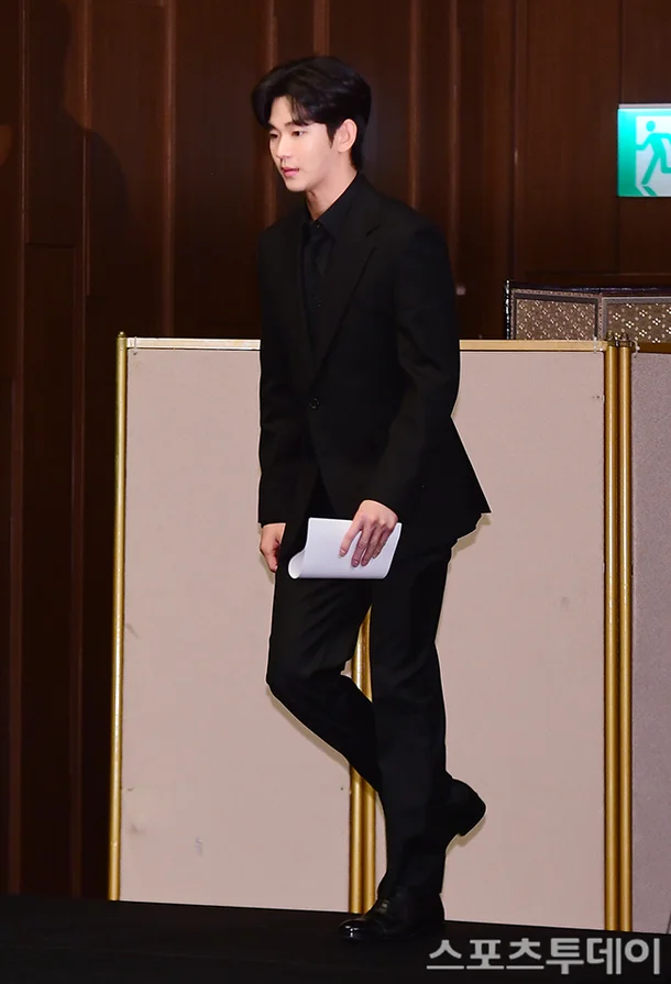 pannchoa's tweet photo. Cosmetic brand A doubles their damage lawsuit against Kim Soohyun from 340K USD to 1.95M USD after reviewing his actions following the dating rumors with Kim Saeron
https://t.co/W2YH8JsNe0 https://t.co/C8zVmS6DoT